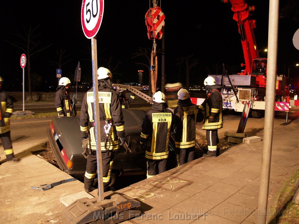 VU BMW fuhr in Baugrube Konrad Adenauer Ufer P26.JPG